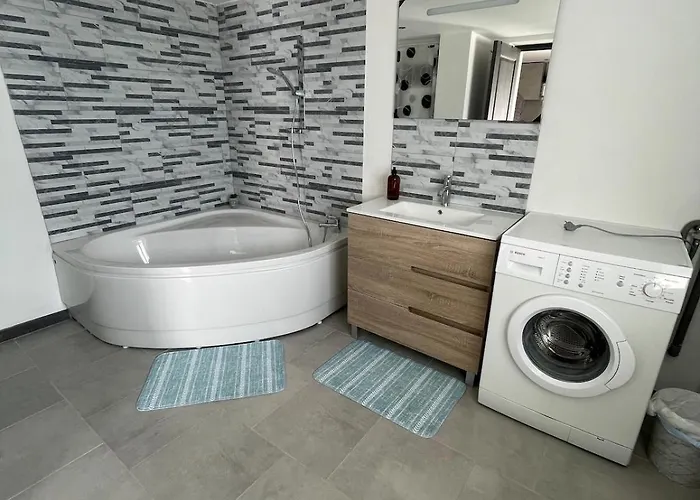 Warm Madonne-et-Lamarey